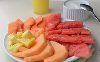 menu-desayunos-fruta-yogurt-min