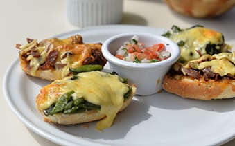 menu-desayunos-molletes-frijoles-rajas-min